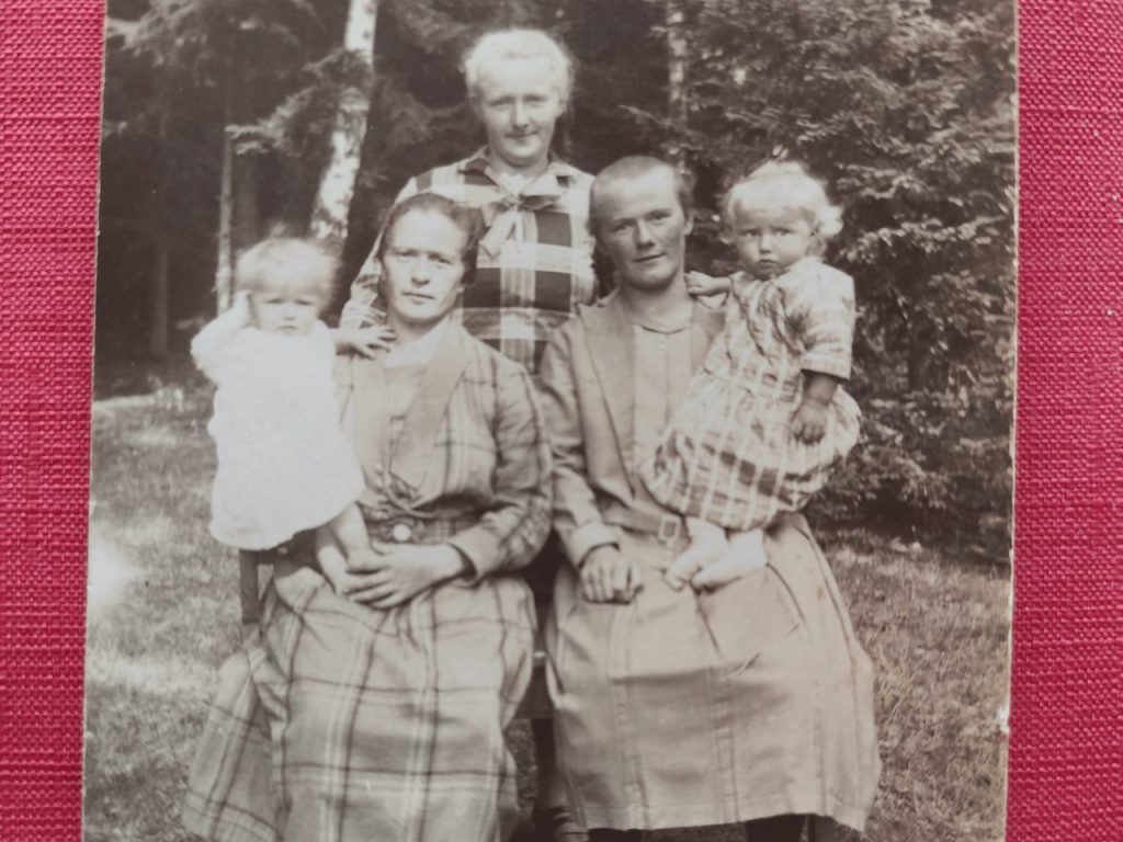 Meine Ur-Großmutter rechts im Bild mit meiner Oma. Eine ganz andere Zeit.